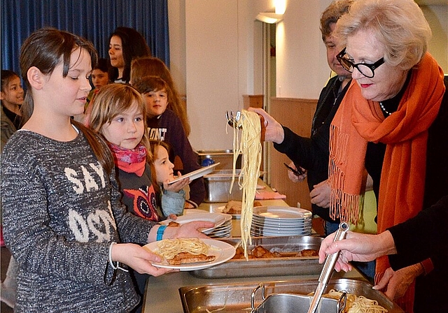 Corinne Amlehn (vorne rechts) schöpft donnerstags das Essen für die Kinder. Fotos: sw
