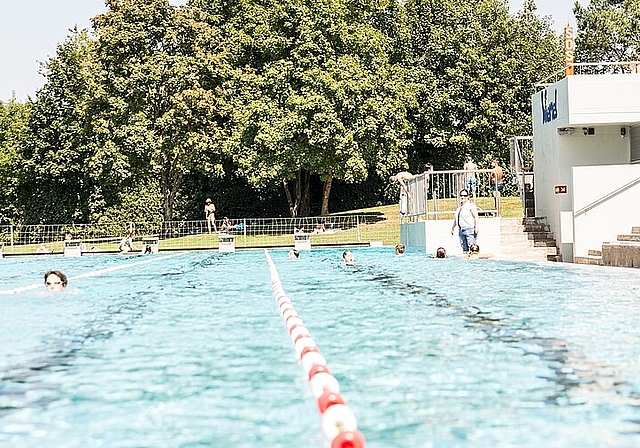 Das Schwimmbad Wiemel ist idyllisch und zieht alle Altersgruppen an.
