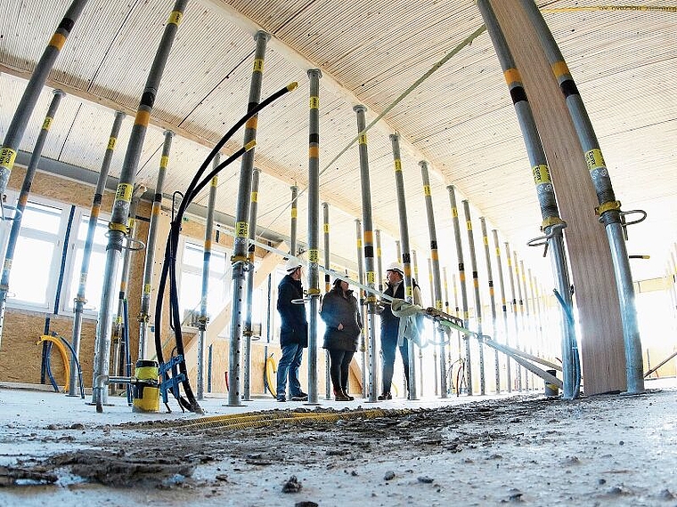 Auf der 600 Quadratmeter grossen Baustelle: Die Geschwister Timo Kunz, Livia Keller und Nico Kunz.Melanie Bär