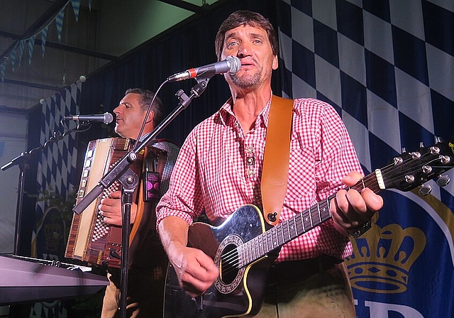 Das Tiroler Duo «Die Pitzis» <em>sorgte für Stimmung am Oktoberfest. (Muriel Zweifel)</em>
