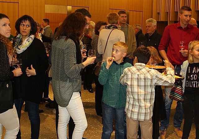 Gross und Klein in der Aula am Neujahrsapéro.Sibylle Egloff
