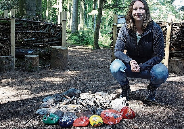 Das Waldsofa samt Feuerstelle, das Anja Dillinger errichtet hat, ist der zentrale Platz.Sibylle Egloff
