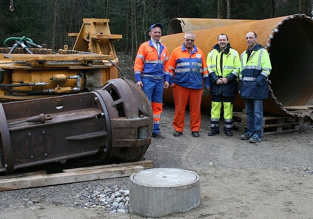 Sind bereit (v.l.): Bohrmeister Frank Müller und Maschinist Hermann Bitzi von der Bohrfirma Gebr. Mengis AG aus Luzern, Brunnenmeister Felix Zürcher und Geschäftsleiter Richard Weber der Technischen Betriebe Würenlos. Im Vordergrund der Schacht d