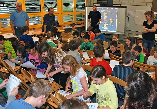 Die Kinder spielten um die Wette, um ein Kaminski-Kids-Poster zu gewinnen.Die gekauften Bücher konnte man nach der Lesung vom Autor persönlich signieren lassen.Fotos: zVg