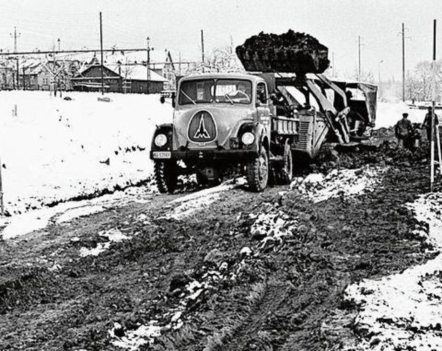 Die Schwimmbadstrasse wird im Januar 1958 als Verlängerung der ehemaligen Schlachthausstrasse gebaut. Rechts dieselbe Perspektive im Jahr 2024. FW/QV