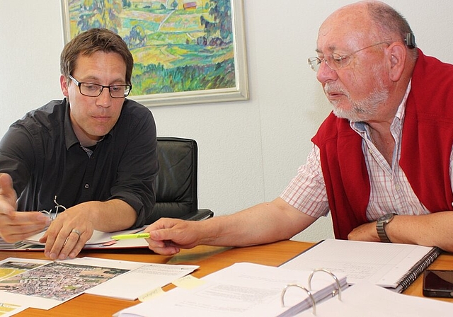 Daniel Zehnder, CVP-Vertreter (l.), und Hans Ulrich Reber, Gemeindeammann, im Gespräch um den Standort. bär
