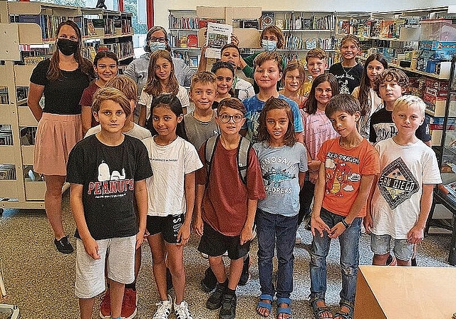 Nach offizieller Übergabe: Lehrerin, Kinder, Bibliothekarinnen – und Buch. (Bild: rsz)