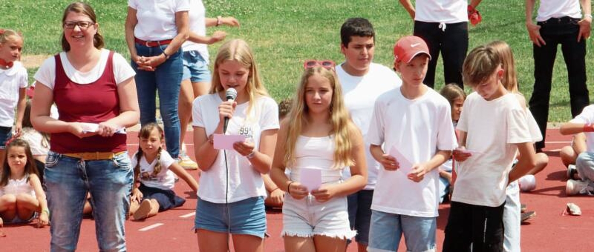 Schülerinnen und Schüler hielten die Laudatio für das Freundschaftsbänkli. rfb