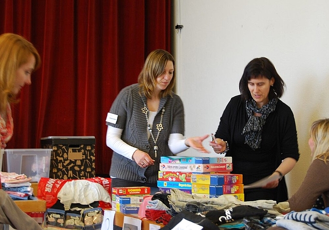 Für Kinder zwischen 0 und 3 Jahren gibt es an der Kinderartikelbörse einen Kinderhütedienst, damit die Mamis ungestört stöbern können. Foto: zVg