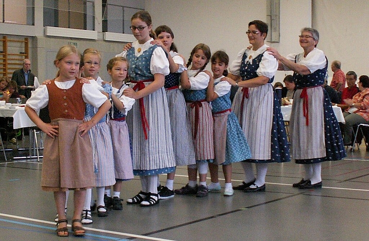 Der «Tatzelwurm» – getanzt von der Kindertanzgruppe am Trachtezmorge der Trachtengruppe Würenlos. Foto: ska