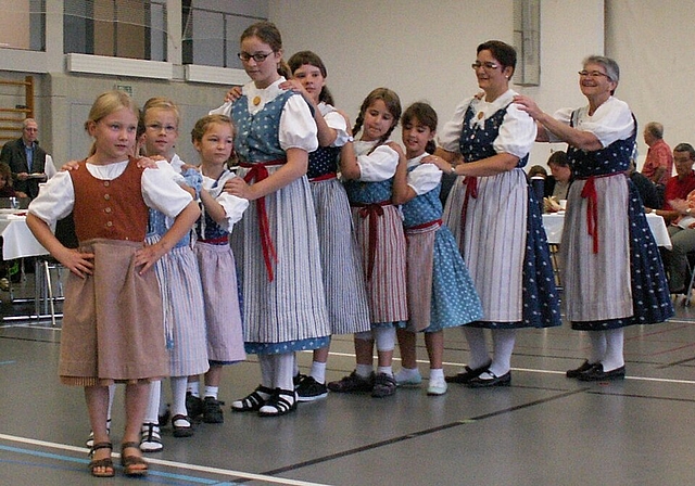 Der «Tatzelwurm» – getanzt von der Kindertanzgruppe am Trachtezmorge der Trachtengruppe Würenlos. Foto: ska