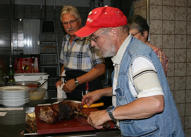 Der Sängerbund Männerchor Würenlos lädt zu Spiessbraten ein.Foto: zVg