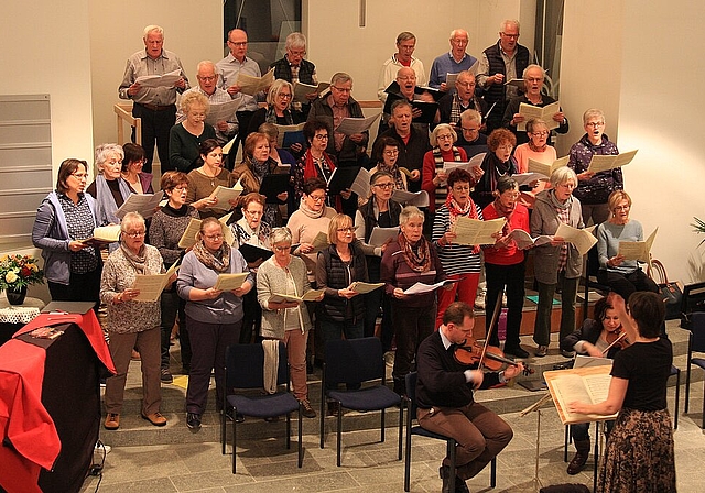 Eine gemeinsame Probe <em>des Kirchenchors</em><em>Cäcilia</em><em>mit den Bridge Singers in der reformierten Kirche Würenlos.</em><em>Melanie Borter</em>