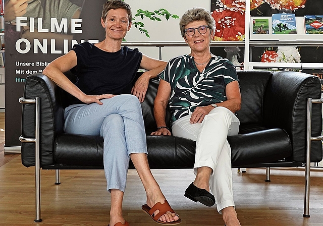 Sabine Hofmann (l.) sitzt mit der früheren Leiterin Marie-Madeleine Stöckli Wetzel auf dem Sofa. zVg