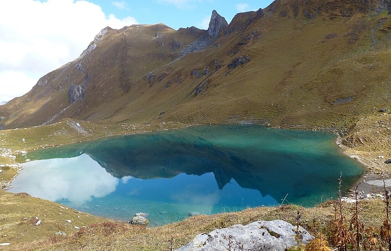 Claudia Weiss Keller aus Neuenhof hat auf ihrer Wanderung am 2. Oktober bei der Hörnlihütte in Arosa der Urdensee mit der Wasserspiegelung sehr beeindruckt...
