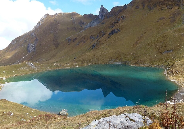 Claudia Weiss Keller aus Neuenhof hat auf ihrer Wanderung am 2. Oktober bei der Hörnlihütte in Arosa der Urdensee mit der Wasserspiegelung sehr beeindruckt...
