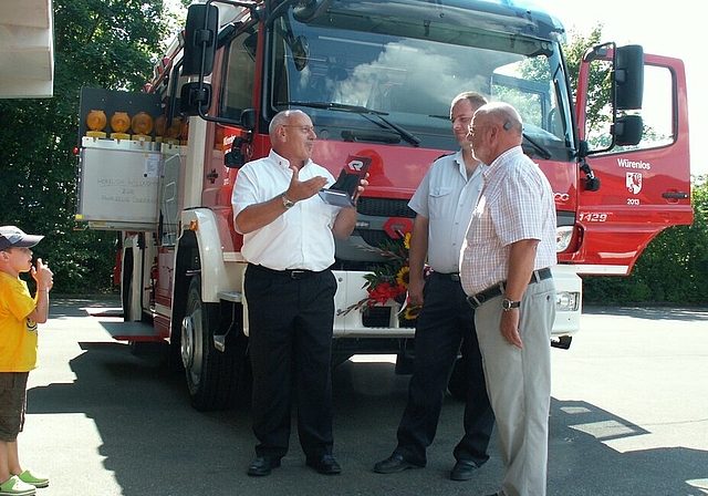 Walter Gäumann (l.) von der Firma Rosenbauer übergab den symbolischen Schlüssel zum neuen Tanklöschfahrzeug an Gemeindeammann Hans Ulrich Reber (r.), der ihn an Kommandant Stefan Moser weitergab. Fotos: ska
