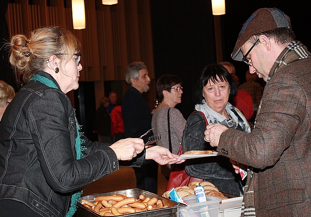 Verteilten Wienerli und Brot <em>Vize-Ammann Petra Kuster und Gemeinderat Fred Hofer. (Noëlle Bär)</em>
