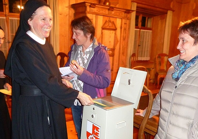 Die Schwestern des Klosters Fahr geben ihre Stimme ab. Foto: lmu