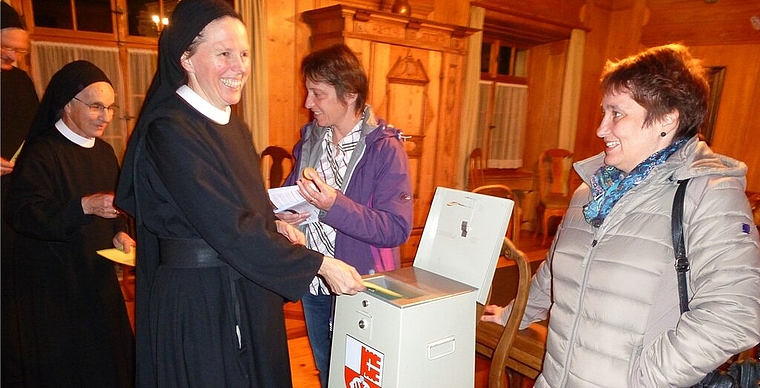 Die Schwestern des Klosters Fahr geben ihre Stimme ab. Foto: lmu