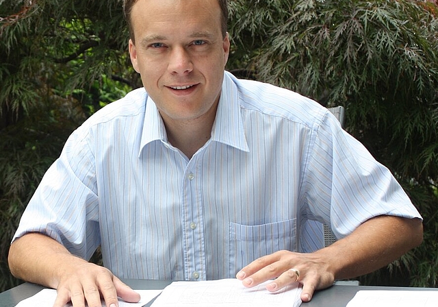 SVP-Präsident Thomas Zollinger mit den Referendumsbogen.Foto: bär