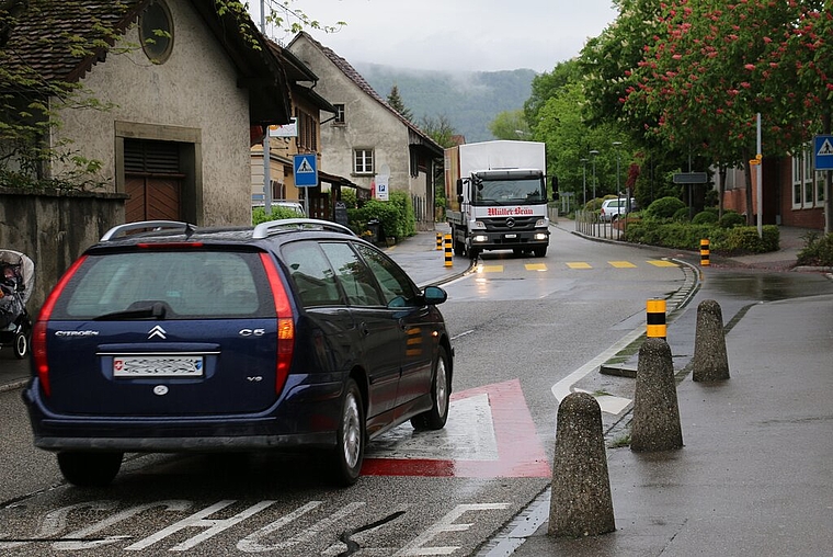 Strassenverengung bei der Querung Schul- und Dorfstrasse.Foto: bär 