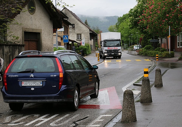 Strassenverengung bei der Querung Schul- und Dorfstrasse.Foto: bär 