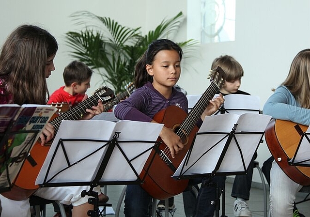 Die Schülerinnen und Schüler der Musikschule Würenlos spielen auf. Foto: zVg