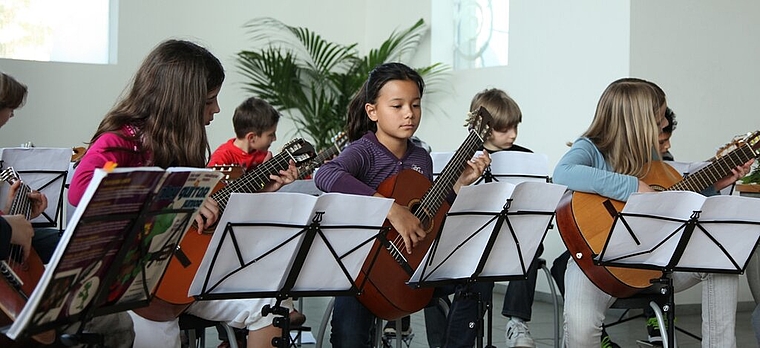 Die Schülerinnen und Schüler der Musikschule Würenlos spielen auf. Foto: zVg