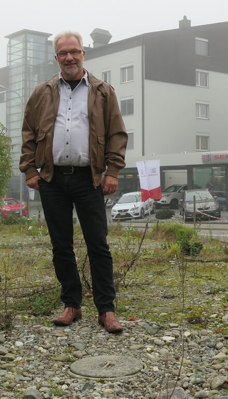 Rolf Gloor sponsert den Weihnachtsbaum, der ab Dezember in den Schacht im Vordergrund kommt, dieses Jahr privat. Foto: ska