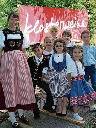 Anna Eisenhut mit Kinderjodelchörli.