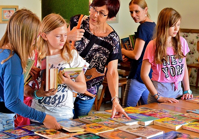 Am Nachmittag fand der Büchertausch für Kinder- und Jugendbücher im Steinhof statt. Fotos: sw