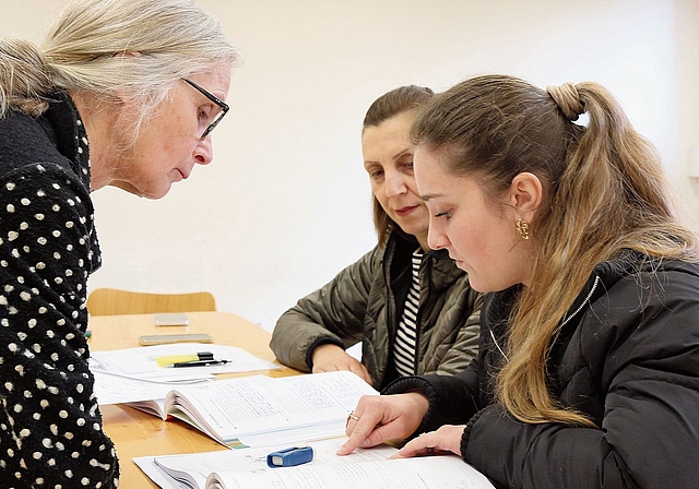 Regina Gregori (l.) mit zwei Kursteilnehmerinnen. Melanie Bär