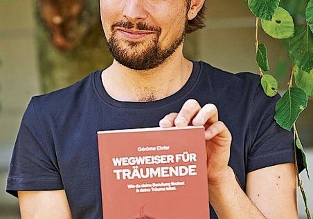 Gérôme Ehrler freut sich auf die Premiere seines Buches «Wegweiser für Träumende» im Kurtheater Baden. zVg