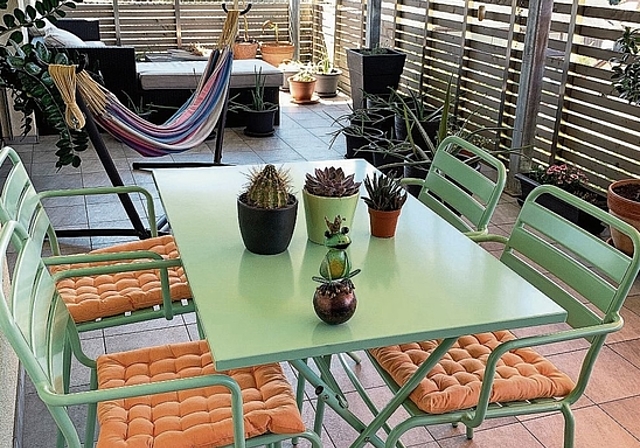 Ferien auf der begrünten Terrasse: Statt Sightseeing plant Sibylle Egloff diesen Sommer erholsame Aufenthalte auf ihrem Balkon. Sibylle Egloff