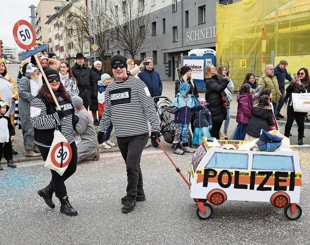 Diese Häftlinge scheinen die Tempolimite an der Schartenstrasse nicht eingehalten zu haben. Nicht so schlimm, denn der Polizist im Auto ist soeben eingeschlafen.gk