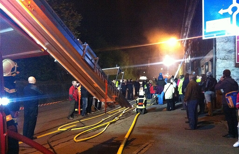 Eine grosse Zuschauerschar drängte sich an der Feuerwehrübung zwischen Übungsobjekt und Strasse. Foto: ska