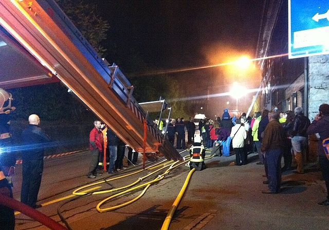 Eine grosse Zuschauerschar drängte sich an der Feuerwehrübung zwischen Übungsobjekt und Strasse. Foto: ska