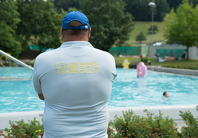 Der Badmeister: Sommerferien bedeuten für ihn viel Arbeit. (Barbara Scherer)
