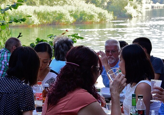 Vor dem idyllischen Hintergrund des Limmatufers waren die Bankreihen gut mit Gästen gefüllt. Fotos: swMit Mehl, Eier und Bier: Präsident Walter Nossa beim Mixen der Zutaten für den Bierteig.