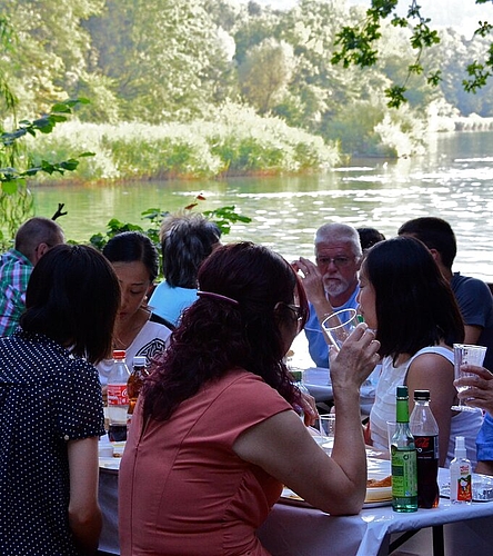 Vor dem idyllischen Hintergrund des Limmatufers waren die Bankreihen gut mit Gästen gefüllt. Fotos: swMit Mehl, Eier und Bier: Präsident Walter Nossa beim Mixen der Zutaten für den Bierteig.