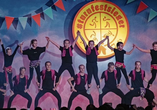 Die Mädchenriege zeigt ihre Pyramide. zVg