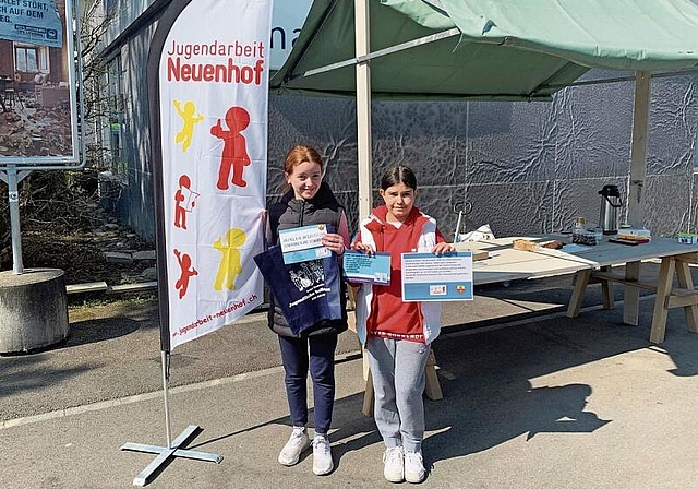 Ariadna und Oriana werben für das Projekt der Jugendarbeit Neuenhof. Sibylle Egloff