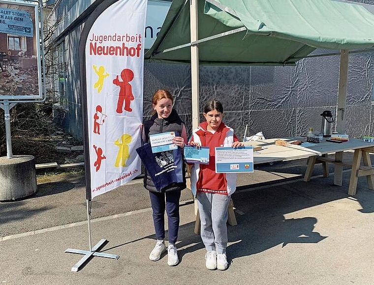 Ariadna und Oriana werben für das Projekt der Jugendarbeit Neuenhof. Sibylle Egloff