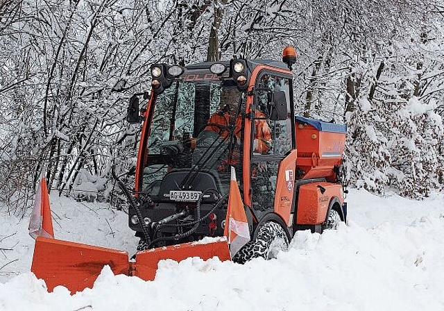 Um eine Strasse im Buechquartier in Würenlos vom Schnee zu befreien, muss Josef Laube mehrere Anläufe nehmen. Rahel Bühler
