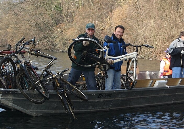 An der Limmatuferreinigung wurde über eine Tonne Abfall aus dem Fluss gefischt. Fotos: se15 Velos zogen die Taucher dieses Jahr aus der Limmat.Gemütliches Beisammensein bei der Fischerhütte des Fischerclubs Wettingen nach der Reinigungsaktion.