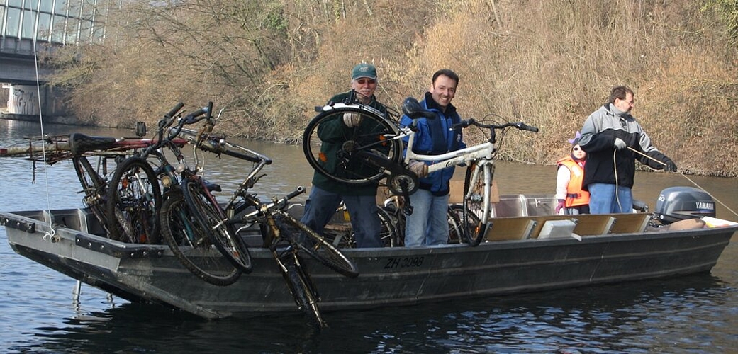 An der Limmatuferreinigung wurde über eine Tonne Abfall aus dem Fluss gefischt. Fotos: se15 Velos zogen die Taucher dieses Jahr aus der Limmat.Gemütliches Beisammensein bei der Fischerhütte des Fischerclubs Wettingen nach der Reinigungsaktion.