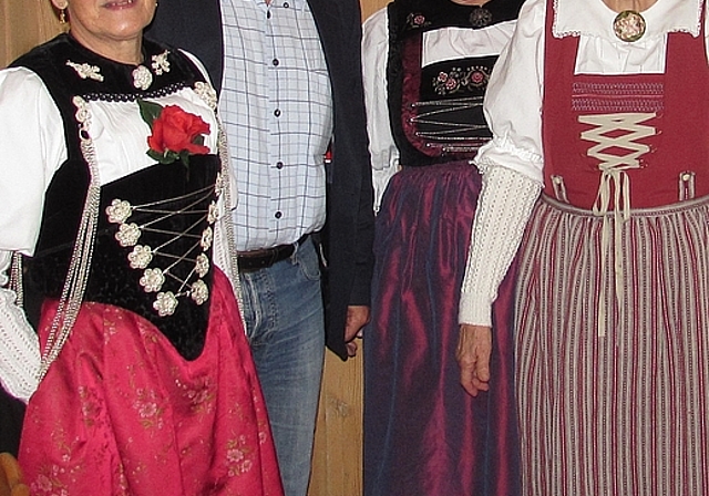 Für seinen Besuch am 1. August brachten die Trachtenfrauen Toni Brunner ein Dankeschön. Foto: zVg