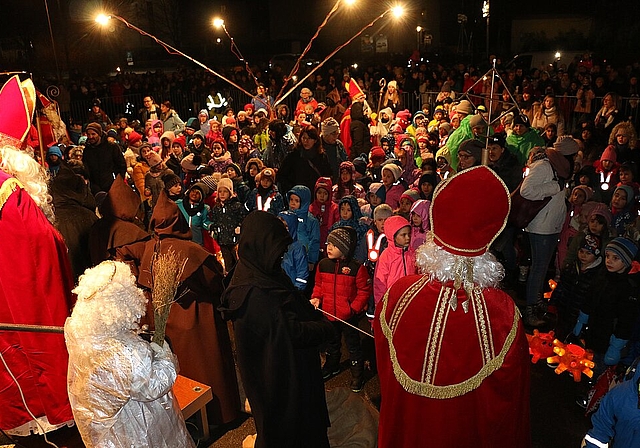 Gebannt hören die rund 200 Kindergärtler und Schüler vor dem Peterskeller dem Samichlaus zu. Melanie Bär