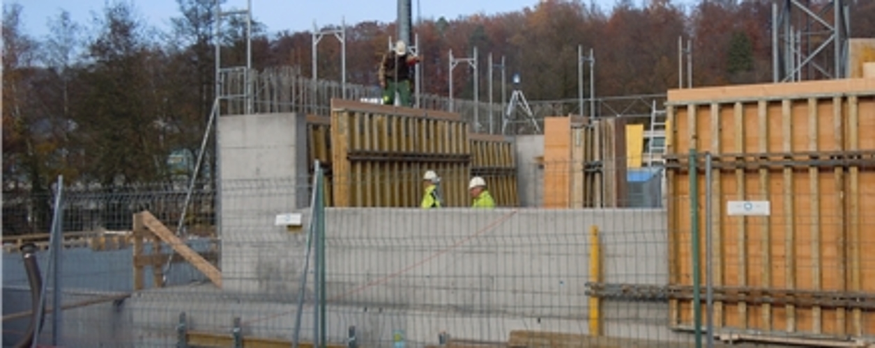 Das neue Betriebsgebäude über dem Becken entsteht Ende Herbst 2011.
